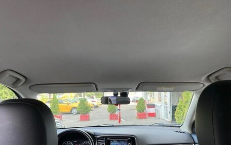 Mitsubishi Outlander III рестайлинг 3, 2014 год, 1 590 000 рублей, 9 фотография