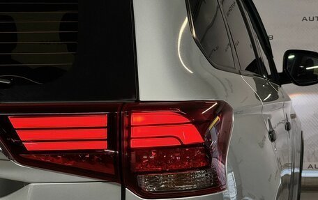 Mitsubishi Outlander III рестайлинг 3, 2015 год, 1 430 000 рублей, 10 фотография