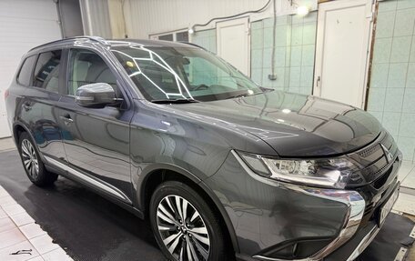 Mitsubishi Outlander III рестайлинг 3, 2022 год, 2 915 000 рублей, 4 фотография