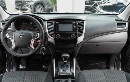 Mitsubishi L200 IV рестайлинг, 2017 год, 2 090 000 рублей, 9 фотография