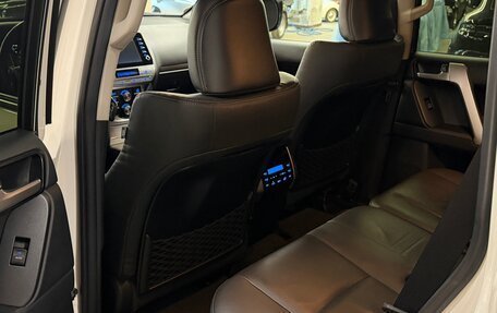 Toyota Land Cruiser Prado 150 рестайлинг 2, 2021 год, 8 200 000 рублей, 9 фотография