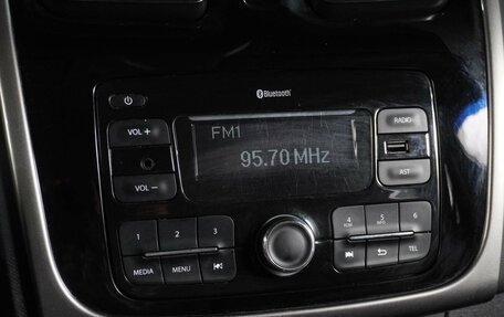 Renault Logan II, 2017 год, 859 000 рублей, 13 фотография