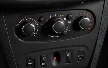 Renault Logan II, 2017 год, 859 000 рублей, 14 фотография