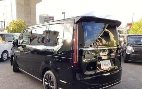 Honda Stepwgn, 2022 год, 1 850 000 рублей, 2 фотография