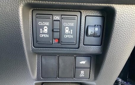 Honda Stepwgn, 2022 год, 1 850 000 рублей, 12 фотография