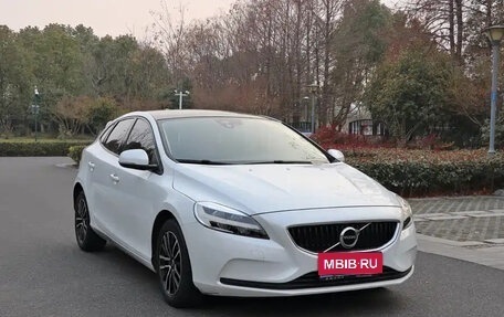 Volvo V40 II рестайлинг, 2018 год, 1 380 000 рублей, 1 фотография
