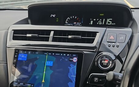 Toyota Prius Alpha I (ZVW40/41), 2018 год, 1 800 000 рублей, 3 фотография