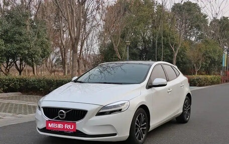 Volvo V40 II рестайлинг, 2018 год, 1 380 000 рублей, 2 фотография