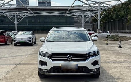 Volkswagen T-Roc I, 2022 год, 1 620 000 рублей, 2 фотография