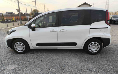 Toyota Sienta, 2022 год, 1 600 000 рублей, 3 фотография