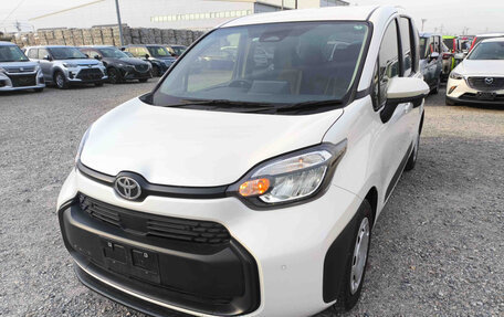 Toyota Sienta, 2022 год, 1 600 000 рублей, 2 фотография