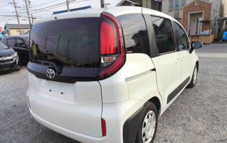 Toyota Sienta, 2022 год, 1 600 000 рублей, 6 фотография