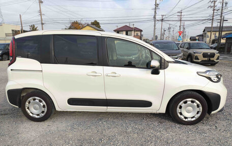 Toyota Sienta, 2022 год, 1 600 000 рублей, 7 фотография