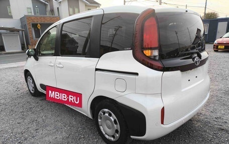 Toyota Sienta, 2022 год, 1 600 000 рублей, 4 фотография