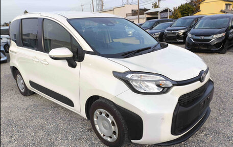 Toyota Sienta, 2022 год, 1 600 000 рублей, 8 фотография