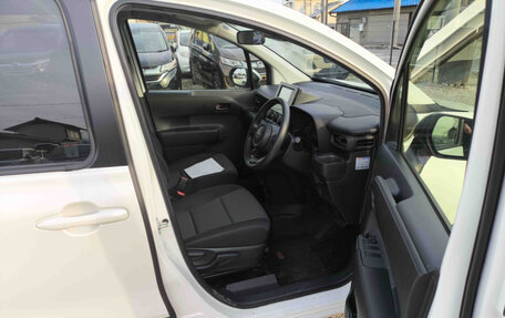 Toyota Sienta, 2022 год, 1 600 000 рублей, 9 фотография