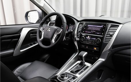 Mitsubishi Pajero Sport III рестайлинг, 2018 год, 3 199 000 рублей, 8 фотография