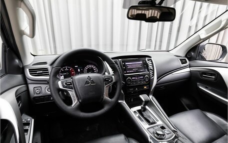 Mitsubishi Pajero Sport III рестайлинг, 2018 год, 3 199 000 рублей, 7 фотография