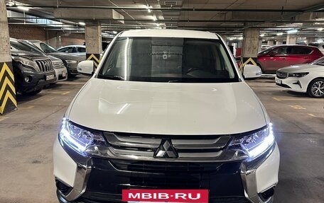 Mitsubishi Outlander III рестайлинг 3, 2015 год, 1 600 000 рублей, 4 фотография