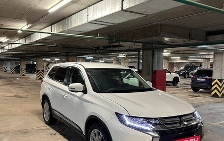 Mitsubishi Outlander III рестайлинг 3, 2015 год, 1 600 000 рублей, 2 фотография