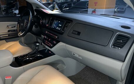 KIA Carnival III, 2019 год, 2 650 000 рублей, 15 фотография