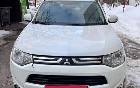 Mitsubishi Outlander III рестайлинг 3, 2013 год, 1 330 000 рублей, 3 фотография