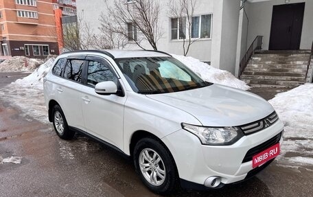 Mitsubishi Outlander III рестайлинг 3, 2013 год, 1 330 000 рублей, 2 фотография