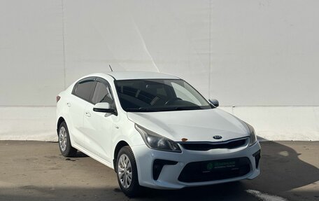 KIA Rio IV, 2018 год, 895 000 рублей, 3 фотография