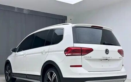 Volkswagen Touran III, 2023 год, 2 315 000 рублей, 4 фотография