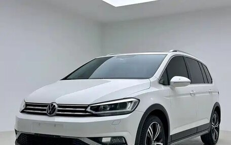 Volkswagen Touran III, 2023 год, 2 315 000 рублей, 3 фотография