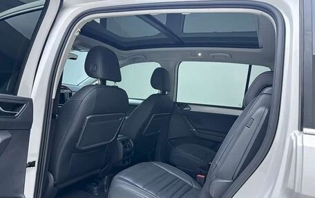 Volkswagen Touran III, 2023 год, 2 315 000 рублей, 18 фотография