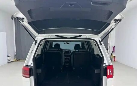 Volkswagen Touran III, 2023 год, 2 315 000 рублей, 6 фотография