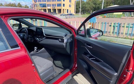 Toyota C-HR I рестайлинг, 2019 год, 2 400 000 рублей, 9 фотография