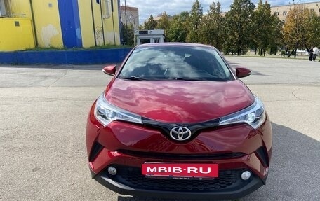 Toyota C-HR I рестайлинг, 2019 год, 2 400 000 рублей, 3 фотография