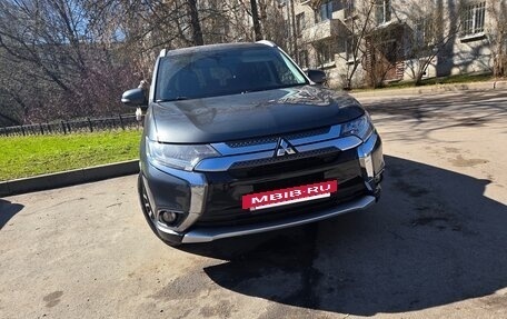 Mitsubishi Outlander III рестайлинг 3, 2015 год, 1 640 000 рублей, 2 фотография