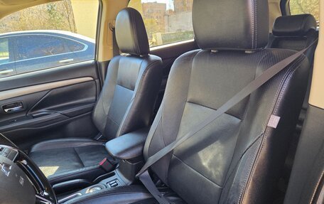 Mitsubishi Outlander III рестайлинг 3, 2015 год, 1 640 000 рублей, 13 фотография