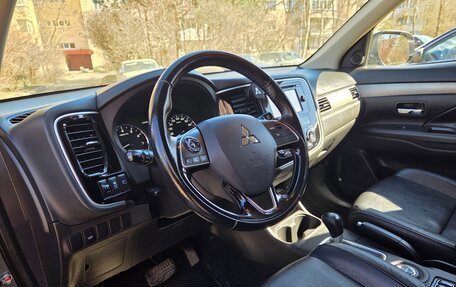 Mitsubishi Outlander III рестайлинг 3, 2015 год, 1 640 000 рублей, 14 фотография