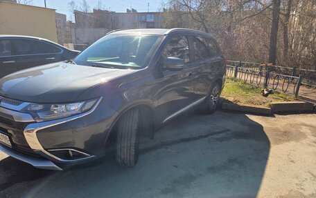 Mitsubishi Outlander III рестайлинг 3, 2015 год, 1 640 000 рублей, 12 фотография