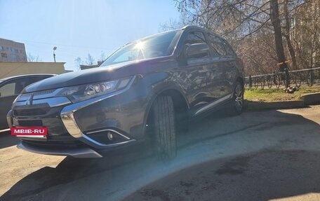 Mitsubishi Outlander III рестайлинг 3, 2015 год, 1 640 000 рублей, 11 фотография