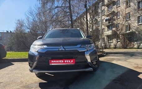 Mitsubishi Outlander III рестайлинг 3, 2015 год, 1 640 000 рублей, 10 фотография