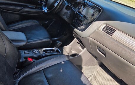 Mitsubishi Outlander III рестайлинг 3, 2015 год, 1 640 000 рублей, 30 фотография