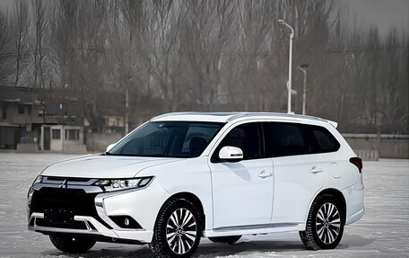 Mitsubishi Outlander III рестайлинг 3, 2022 год, 2 720 000 рублей, 1 фотография