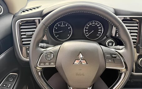 Mitsubishi Outlander III рестайлинг 3, 2022 год, 2 720 000 рублей, 11 фотография