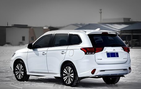 Mitsubishi Outlander III рестайлинг 3, 2022 год, 2 720 000 рублей, 4 фотография