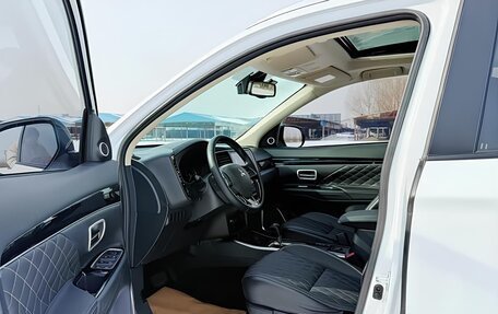 Mitsubishi Outlander III рестайлинг 3, 2022 год, 2 720 000 рублей, 7 фотография