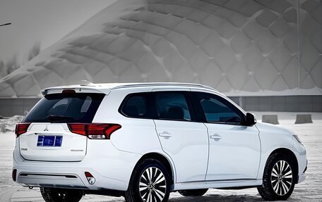 Mitsubishi Outlander III рестайлинг 3, 2022 год, 2 720 000 рублей, 6 фотография