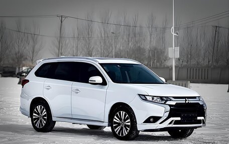 Mitsubishi Outlander III рестайлинг 3, 2022 год, 2 720 000 рублей, 3 фотография