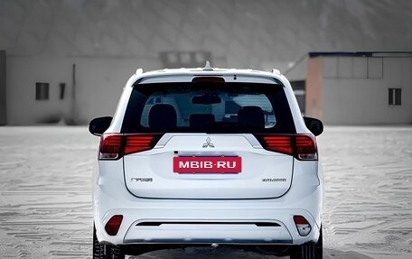 Mitsubishi Outlander III рестайлинг 3, 2022 год, 2 720 000 рублей, 5 фотография