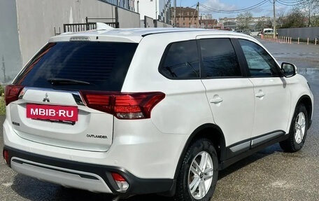 Mitsubishi Outlander III рестайлинг 3, 2018 год, 1 950 000 рублей, 3 фотография