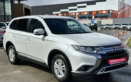 Mitsubishi Outlander III рестайлинг 3, 2018 год, 1 950 000 рублей, 2 фотография